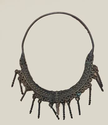 an image of a necklace made of metal with spikes on it
