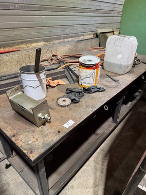 un établi contenant beaucoup d'outils