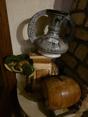 un vase et une citrouille posés sur une table