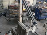 une machine qui se trouve dans un garage avec des outils
