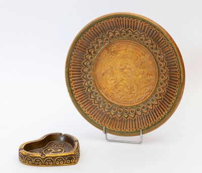 une assiette et un bol posés l'un à côté de l'autre sur une table