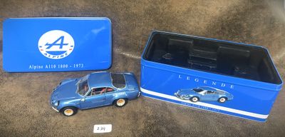 une boîte en fer-blanc bleue contenant une petite voiture et une boîte en fer-blanc bleue contenant une petite voiture