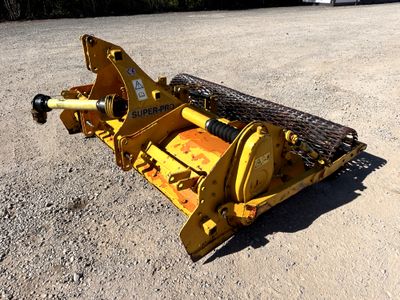 un bulldozer jaune qui est couché par terre
