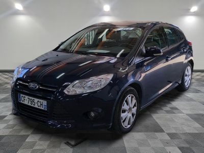 une photo d'une Ford Focus bleue garée dans un garage