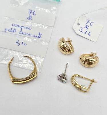 beaucoup de bijoux posés sur une table, accompagnés d'une étiquette de prix