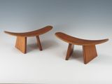 une paire de bancs en bois posés sur une surface blanche