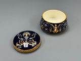 une paire de boîtes en porcelaine bleue et blanche ornées de motifs dorés