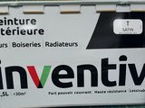 une photo d'une boîte Inventiti posée sur une table