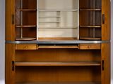 une photo d'une armoire en bois sur laquelle est posé un miroir