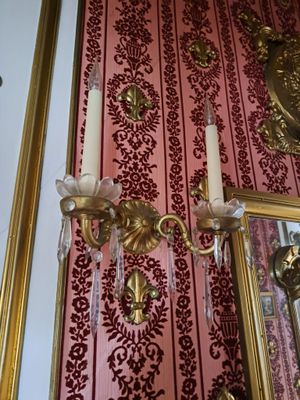 SUITE DE QUATRE APPLIQUES en métal doré à deux bras de lumiè…
