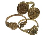 trois bagues en or et une bague ornée d'une étoile et d'une lune