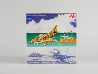 une boîte sur laquelle est représenté un avion