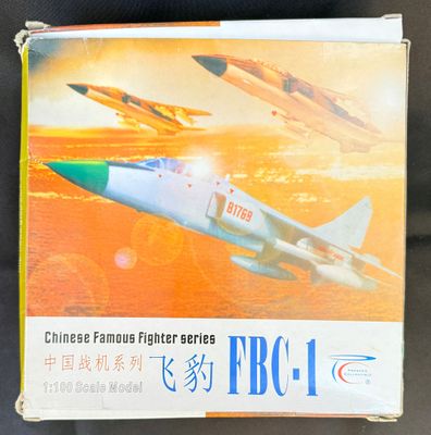 une boîte sur laquelle figure l'image d'un avion de chasse