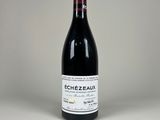 une image représentant une bouteille de vin rouge posée sur une surface blanche
