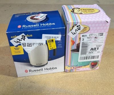 deux boîtes de cafetières Russell Hobbs posées l'une à côté de l'autre sur une table