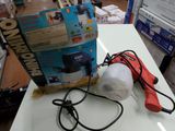 une lampe posée sur une table et munie d'un cordon d'alimentation