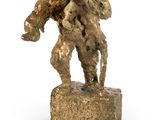 statue d'un homme portant un sac sur le dos