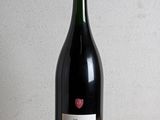 une bouteille de vin posée sur une table en bois