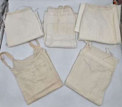 Plusieurs sacs en tissu sont disposés sur une feuille de papier
