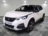 la voiture blanche est garée sur un sol en damier dans le garage