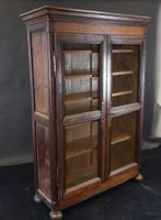 Bibliothèque en bois naturel grillagée.