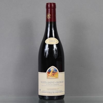 une bouteille de vin posée sur une table