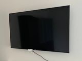 une télévision à écran plat fixée au mur dans le salon