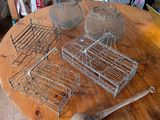 une table sur laquelle sont posés plusieurs paniers