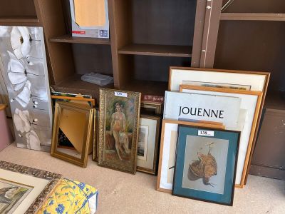Il y a beaucoup de tableaux encadrés posés par terre dans cette pièce.