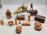beaucoup de jouets en bois posés sur une table