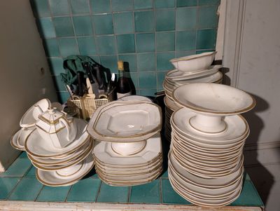 Service vaisselle en porcelaine blanche décoré d'un filet de…