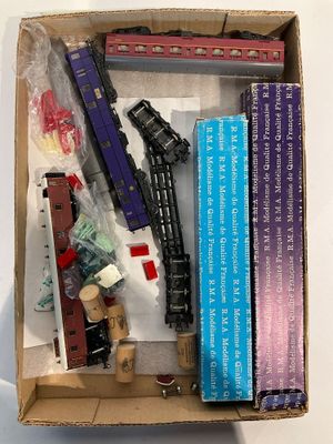 une boîte contenant un circuit de train miniature, posée sur une table