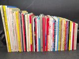un grand nombre de livres empilés sur une table