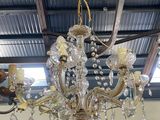 un lustre suspendu au plafond d'une pièce