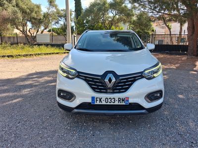 l'avant d'une voiture blanche garée dans un parking