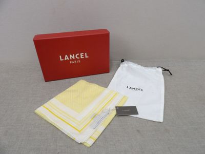 une photo d'une boîte de serviettes posée sur une table