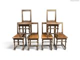 quatre chaises en bois avec un miroir au dos
