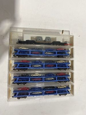 beaucoup de petits trains dans une boîte en plastique