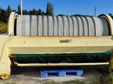 a yellow machine that is sitting in the grass