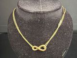 Collier « infini » plaqué or présenté sur un mannequin d'exposition