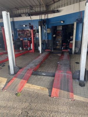 une image d'un garage avec de nombreux outils sur le sol