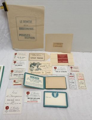 un grand nombre d'objets posés sur une table
