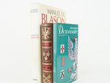 deux livres posés l'un sur l'autre sur une surface blanche