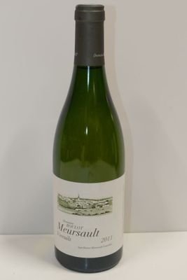 une bouteille de vin posée sur une table