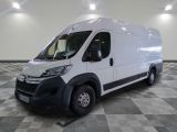 la camionnette blanche est garée sur le sol en damier d'une pièce