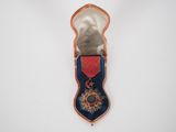Une image représentant une médaille est accrochée au mur.