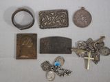 beaucoup d'objets en argent posés sur une table