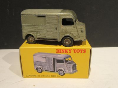 un camion jouet posé sur une boîte