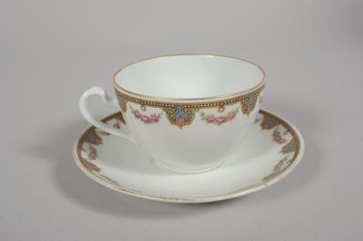 une tasse et une soucoupe sur une soucoupe sur une table