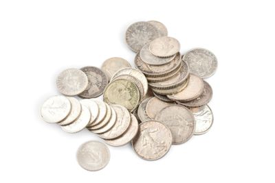 tas de pièces sur fond blanc